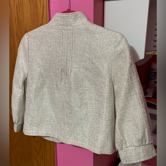 EUC. Missimo Cropped White Blazer with button & pockets. Slightly boxy & cropped - Picture 5 of 7